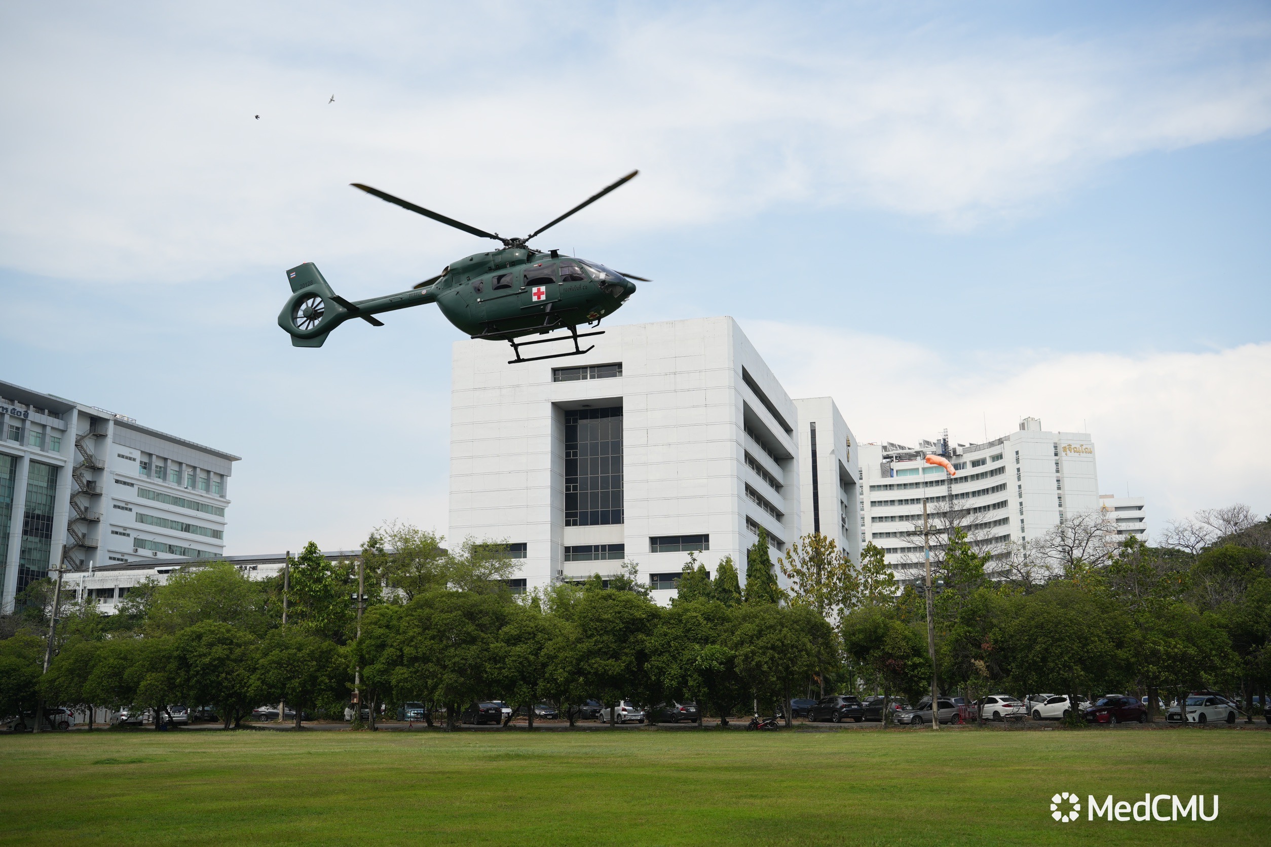 ทีม SkyDoctor และทีมแพทย์ คณะแพทยศาสตร์ มหาวิทยาลัยเชียงใหม่ ปฏิบัติการช่วยเหลือผู้ป่วยวิกฤตฉุกเฉินทางอากาศ ด้วยการนำผู้ป่วยอาการกล้ามเนื้อหัวใจขาดเลือดเฉียบพลัน เข้ารับการสวนหัวใจฉุกเฉิน จนล่าสุดอาการปลอดภัยแล้ว ทีม SkyDoctor และทีมแพทย์ คณะแพทยศาสตร์ มหาวิทยาลัยเชียงใหม่ ปฏิบัติการช่วยเหลือผู้ป่วยวิกฤตฉุกเฉินทางอากาศ ด้วยการนำผู้ป่วยอาการกล้ามเนื้อหัวใจขาดเลือดเฉียบพลัน เข้ารับการสวนหัวใจฉุกเฉิน จนล่าสุดอาการปลอดภัยแล้ว