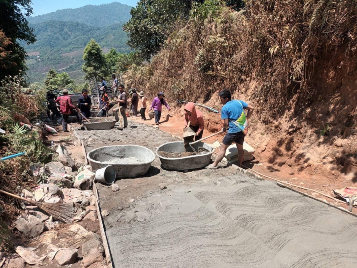 พระครูอ๊อด วัดเจดีย์หลวง ช่วยชาวบ้านอมก๋อย รวบรวมปูนซีเมนต์สร้างถนนก่อนฤดูฝน พระครูอ๊อด วัดเจดีย์หลวง ช่วยชาวบ้านอมก๋อย รวบรวมปูนซีเมนต์สร้างถนนก่อนฤดูฝน
